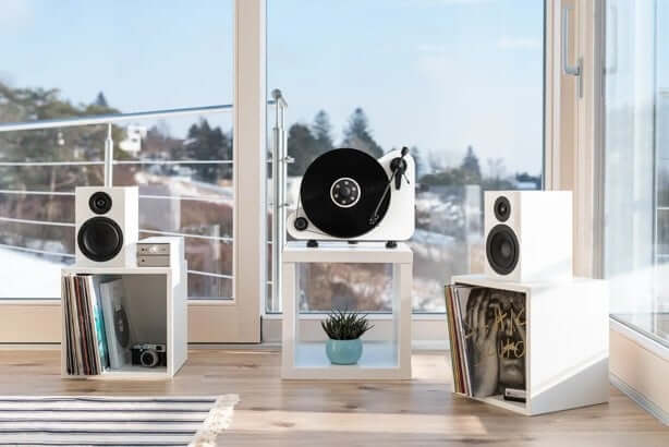 เครื่องเล่นแผ่นเสียง PROJECT :VT-E BT (พร้อมหัวเข็ม ORTOFON รุ่น OM5E) (สีขาว)