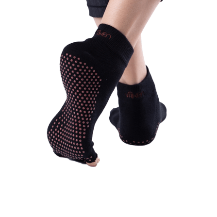 ถุงเท้ากันลื่นเปิดนิ้ว Vaken รุ่น Grip Socks Half Toe สีดำดอทน้ำตาล ไซส์ M/L_2