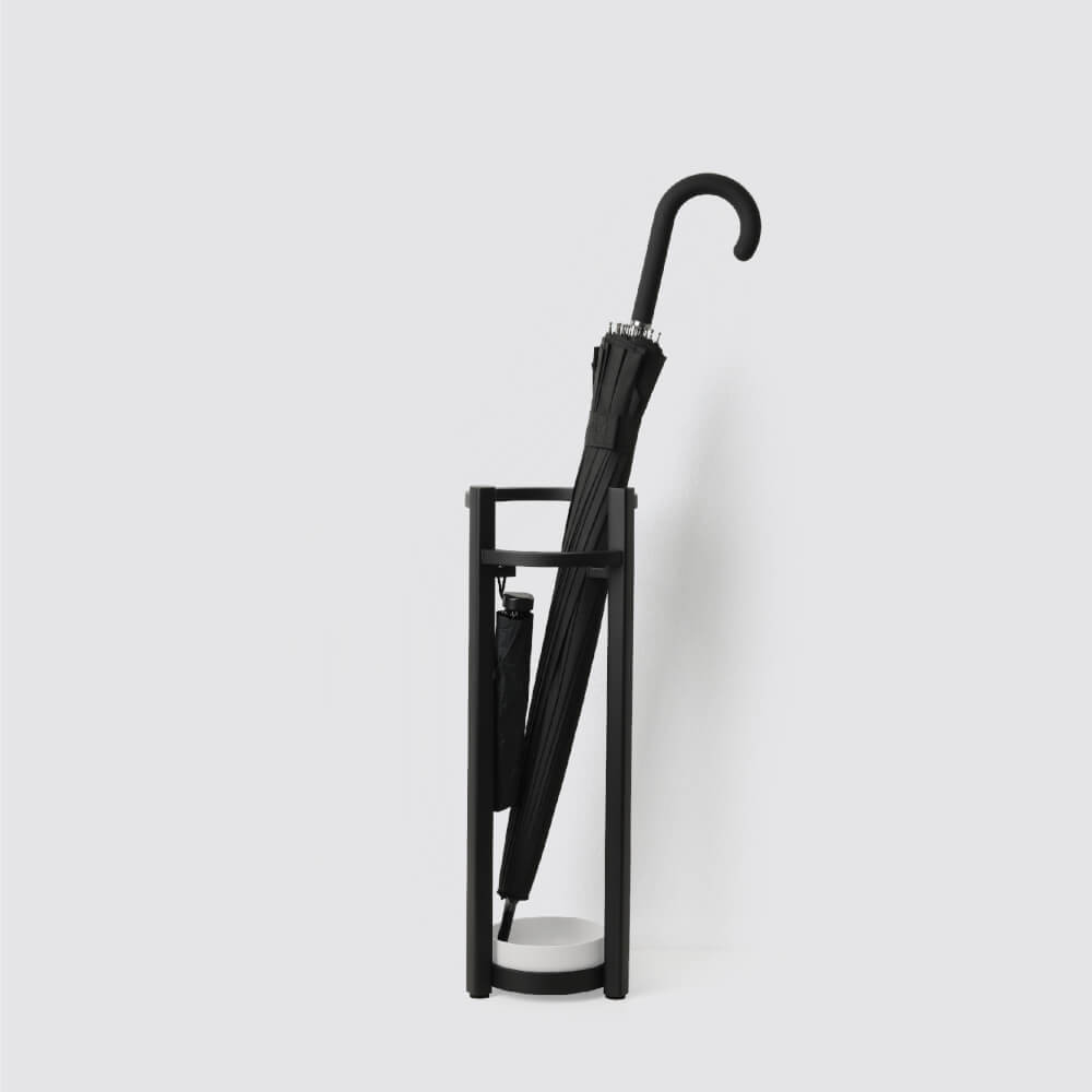 ที่จัดเก็บร่มวางร่มได้จำนวน 5 คันดีไซน์สวยไม้บีชจริง Pana Objects รุ่น Steve: Umbrella Stand ทำสีดำ ถาดรองน้ำสีขาว size 15x18x52 ซม
