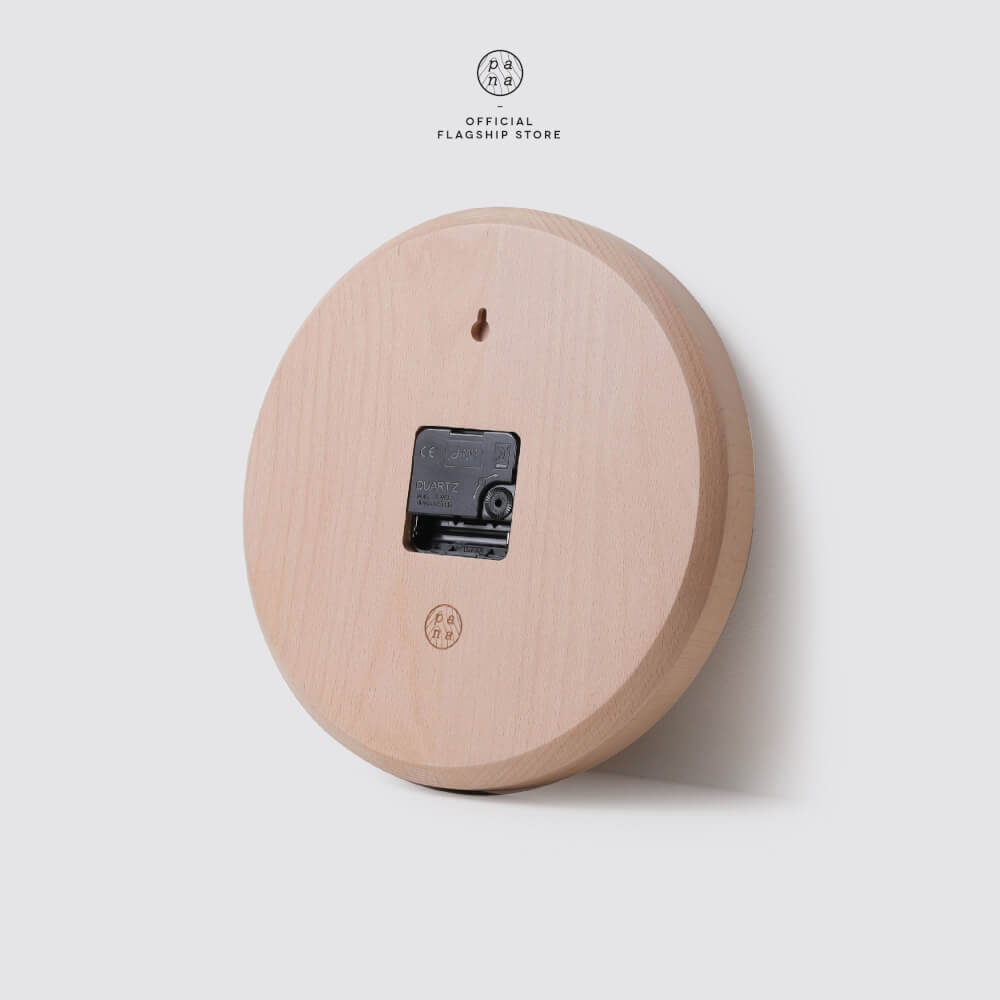 นาฬิกาแขวนผนังไม้บีชจริง Pana Objects รุ่น Meter 26 cm เรือนไม้ทำสีน้ำเงินเข็มเงิน: ดีไซน์มินิมอลตัวเส้นเรียบง่าย เครื่องเดินเงียบ size 26x26x3.4  cm