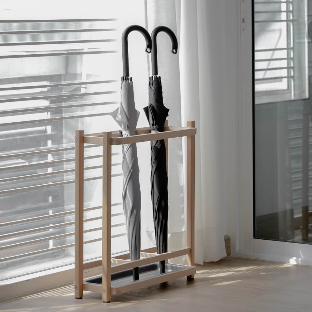  ที่จัดเก็บร่มวางร่มได้จำนวน 8 คันดีไซน์สวยไม้บีชจริง Pana Objects รุ่น Sam: Umbrella Stand สีไม้บีชธรรมชาติ ถาดรองน้ำสีน้ำตาลอ่อน size 18x43.7x52.4 ซม