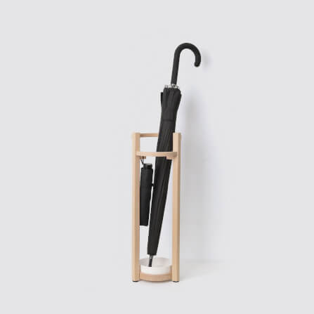ที่จัดเก็บร่มวางร่มได้จำนวน 5 คันดีไซน์สวยไม้บีชจริง Pana Objects รุ่น Steve: Umbrella Stand สีไม้บีชธรรมชาติ ถาดรองน้ำสีขาว size 15x18x52 ซม_1