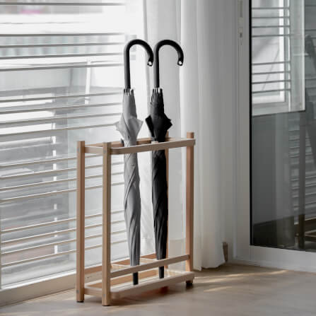  ที่จัดเก็บร่มวางร่มได้จำนวน 8 คันดีไซน์สวยไม้บีชจริง Pana Objects รุ่น Sam: Umbrella Stand สีไม้บีชธรรมชาติ ถาดรองน้ำสีน้ำตาลอ่อน size 18x43.7x52.4 ซม_1