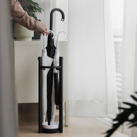 ที่จัดเก็บร่มวางร่มได้จำนวน 5 คันดีไซน์สวยไม้บีชจริง Pana Objects รุ่น Steve: Umbrella Stand ทำสีน้ำเงินนาวี ถาดรองน้ำสีขาว size 15x18x52 ซม_2
