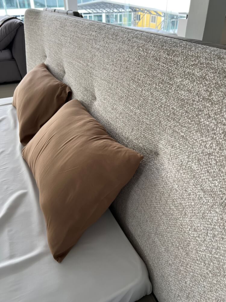 เตียง 6 ฟุต MJHOMEDESIGNS รุ่น DC1107 ขนาด 266X240X118 ซม. สีเบจ