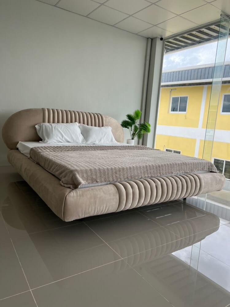 เตียง 6 ฟุต MJHOMEDESIGNS รุ่น DC1091 ขนาด 237X223X100 ซม. สีเบจ