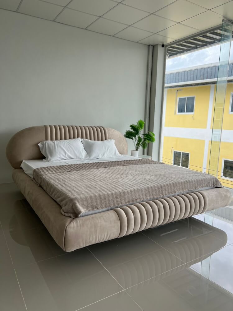เตียง 6 ฟุต MJHOMEDESIGNS รุ่น DC1091 ขนาด 237X223X100 ซม. สีเบจ