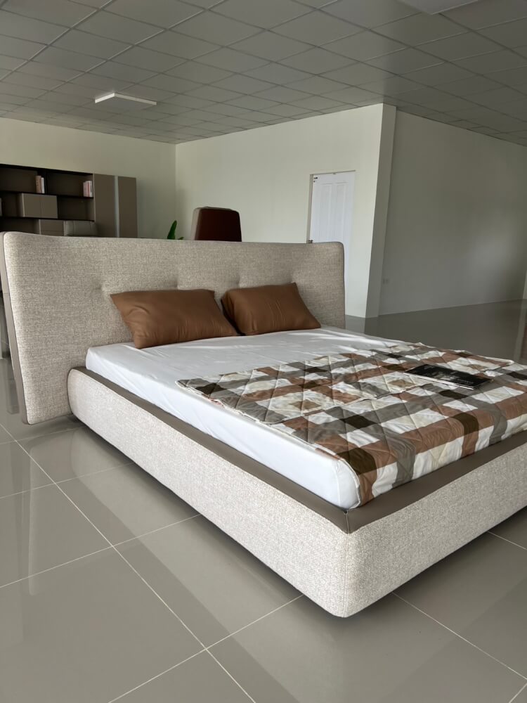 เตียง 6 ฟุต MJHOMEDESIGNS รุ่น DC1107 ขนาด 266X240X118 ซม. สีเบจ