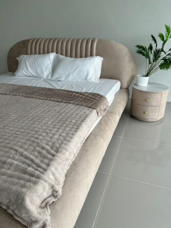 เตียง 6 ฟุต MJHOMEDESIGNS รุ่น DC1091 ขนาด 237X223X100 ซม. สีเบจ_1