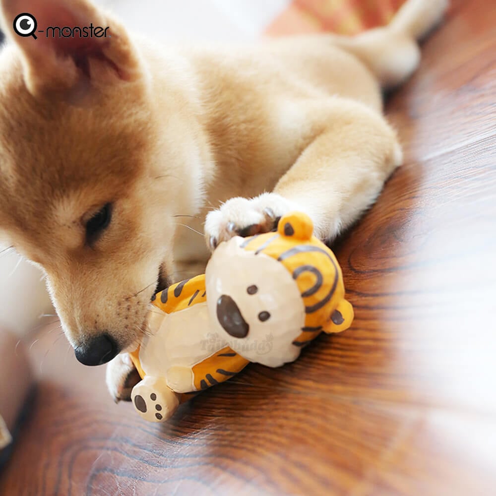 ของเล่นสุนัข Q-MONSTER WOOD CARVING ตุ๊กตาพี่เสือ