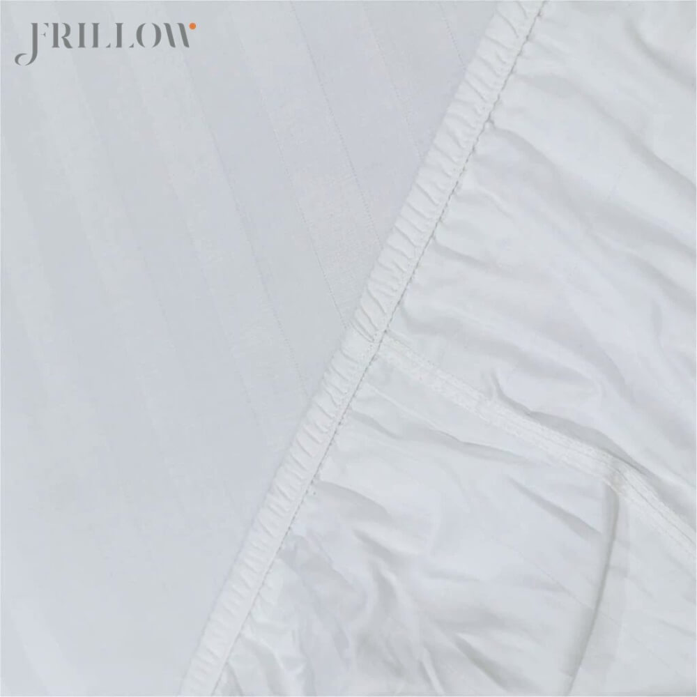ชุดผ้าปูที่นอน.5 ฟุต FRILLOW HOTEL COLLECTION ผ้า COTTON SILK 250TC สีขาวลายริ้ว พร้อมผ้าห่ม