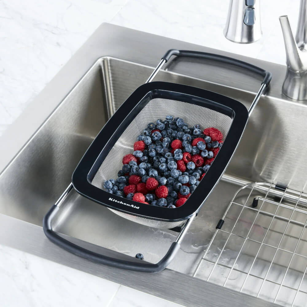 กระชอนล้างผักผลไม้สแตนเลสขยายได้ KitchenAid KG867OB สีดำ