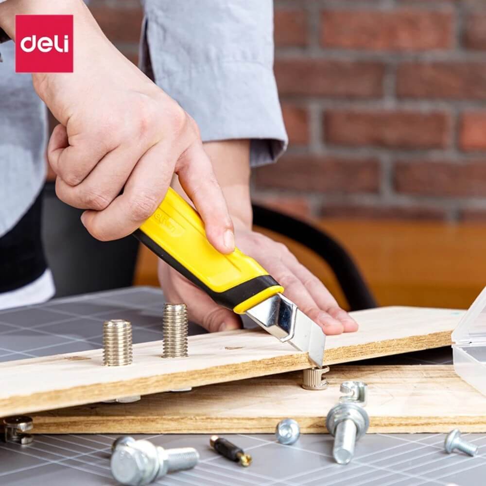 คัตเตอร์ DELI EDL025-YL-01 สีเหลือง