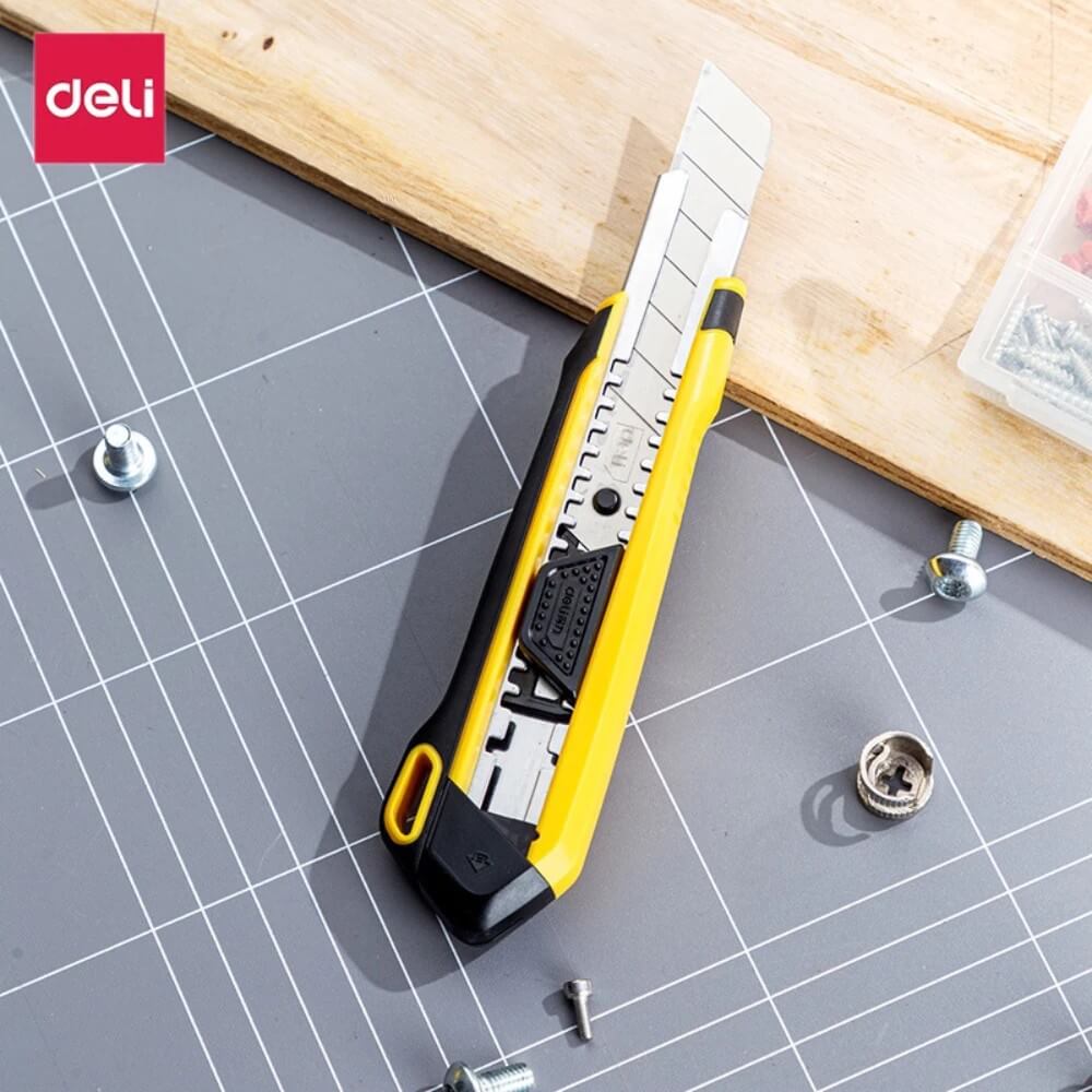 คัตเตอร์ DELI EDL025-YL-01 สีเหลือง