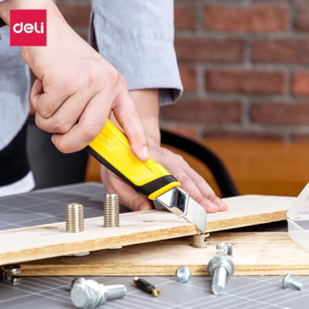 คัตเตอร์ DELI EDL025-YL-01 สีเหลือง_3