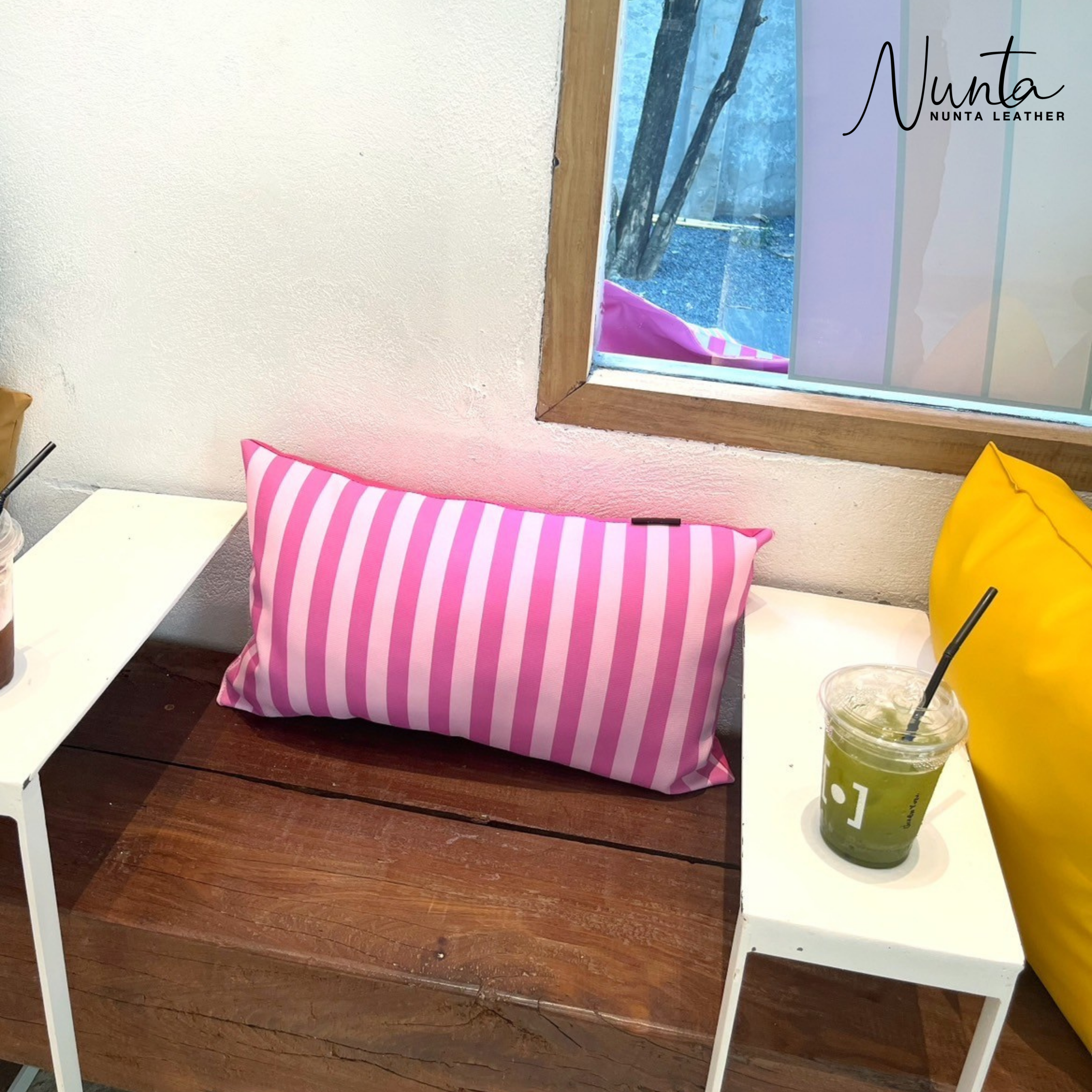 หมอนพิง Nunta Leather รุ่น Sunkissed Size: 15x15 นิ้ว สีแดง-ขาว_5