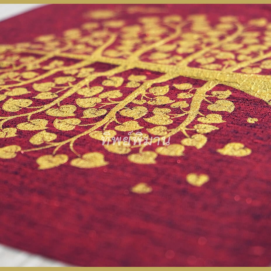 กรอบรูปมงคล Tippimaan ต้นโพธิ์ทอง ผ้าพื้นแดง กรอบขาว ขนาด 34x31ซม.