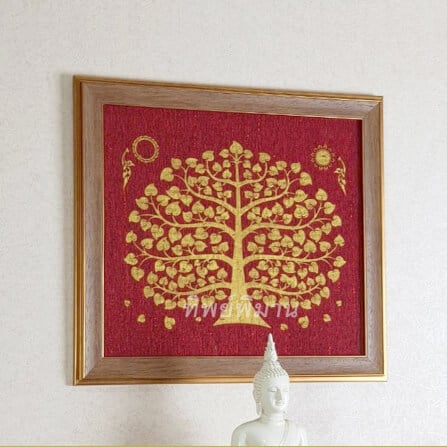 กรอบรูปมงคล Tippimaan ต้นโพธิ์ทอง ผ้าพื้นแดงกรอบลายไม้ ขนาด 34x31ซม._1