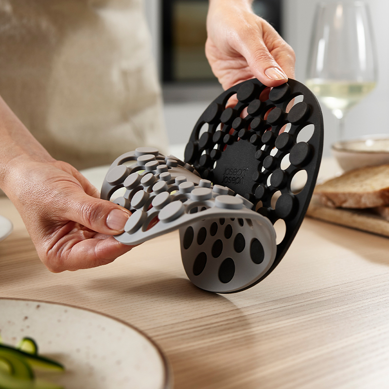 ชุดแผ่นรองหม้อและภาชนะ Joseph Joseph ทำจากซิลิโคน ทนความร้อน แพ็ก 2 ชิ้น รุ่น Spot-On N20174_3