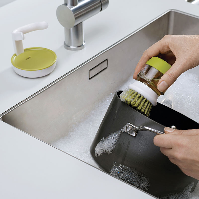 แปรงล้างจานพร้อมที่ใส่น้ำยาล้างจานในตัว Joseph Joseph รุ่น Palm Scrub สีเทา N85005_4