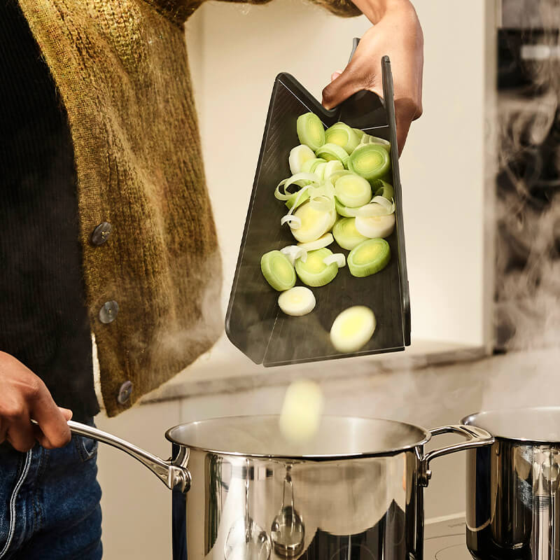 เขียงพับได้ Joseph Joseph รุ่น Chop2Pot Plus ไซซ์กลาง สีดำ N60202
