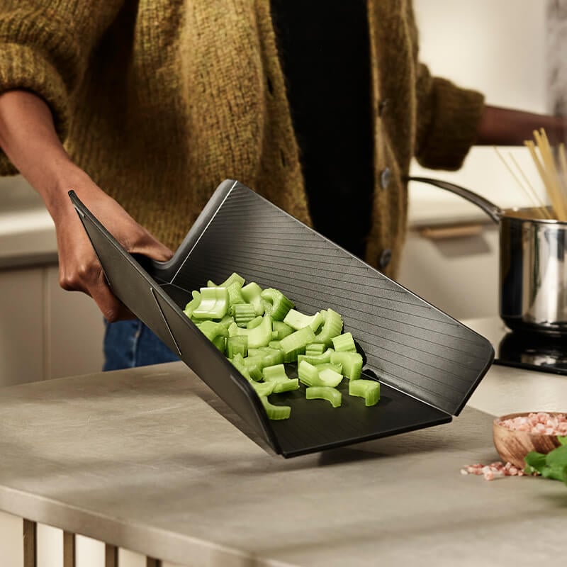 เขียงพับได้ Joseph Joseph รุ่น Chop2Pot Plus ไซซ์กลาง สีดำ N60202