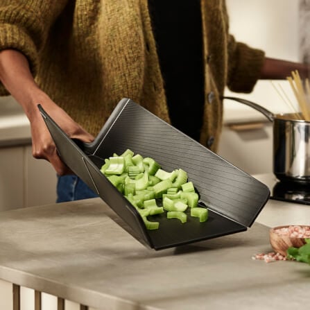 เขียงพับได้ Joseph Joseph รุ่น Chop2Pot Plus ไซซ์กลาง สีดำ N60202_4