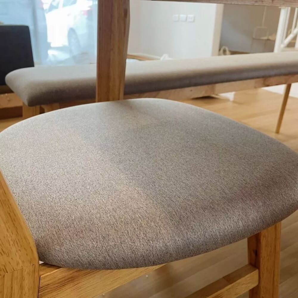 ชุดโต๊ะอาหาร 6 ที่นั่ง EVERGREEN FURNITURE เบาะผ้าสีเทา สีไม้ธรรมชาติ