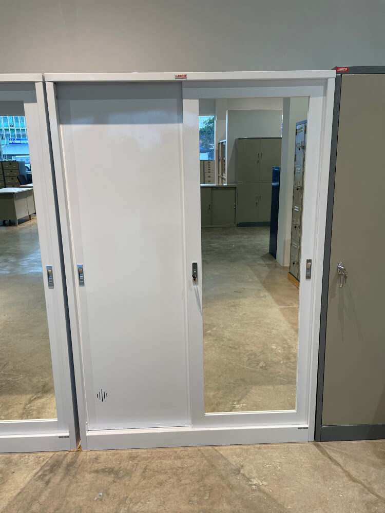 ตู้เสื้อผ้า บานเลื่อนกระจกเงา LEECO SWM-0604 สีขาว 4 ฟุต