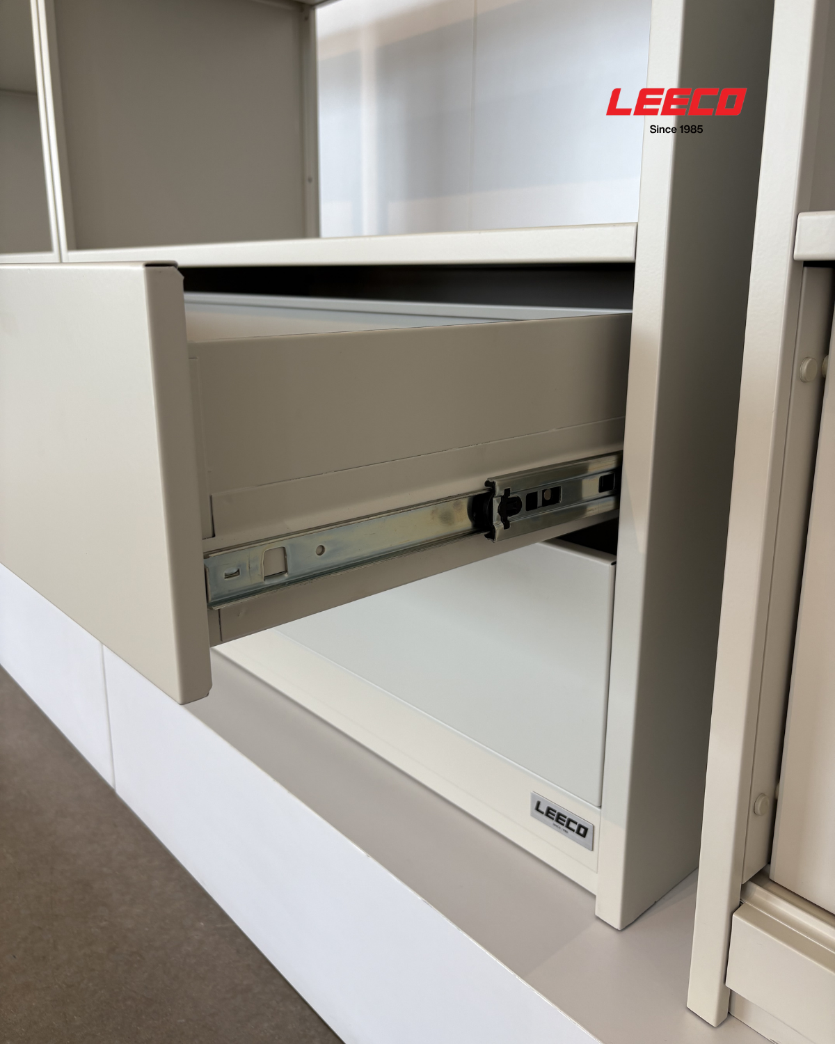 ตู้ชั้นวางทรงเตี้ย LEECO 90 ซม. LC01-B MARBLE WHITE_4