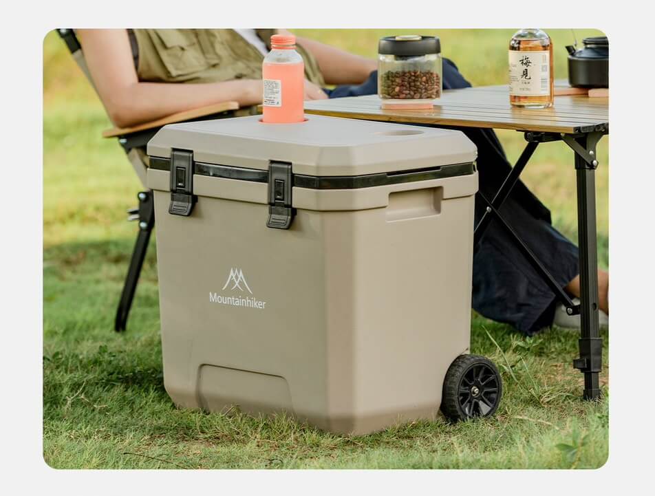 ถังแช่อเนกประสงค์ แบบมีล้อเลื่อน MOUNTAINHIKER 38 ลิตร สีกากี