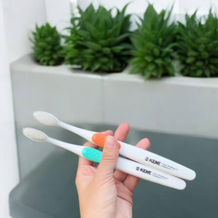 แปรงสีฟันพรีเมียม KENT 2 ด้ามในกล่องพกพา (ขนกลาง) สีเขียวและส้ม_2
