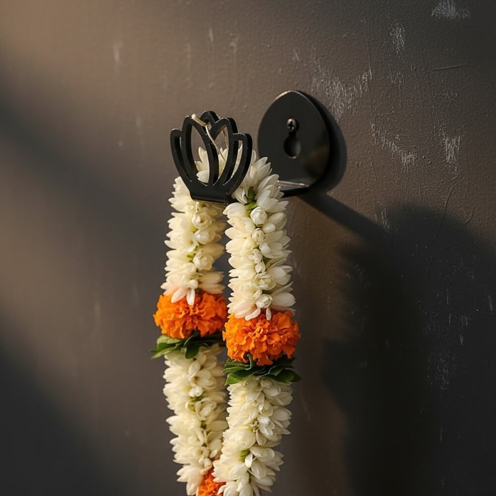 ที่แขวนพวงมาลัยติดผนัง KAF รุ่น ML01 ทรงดอกบัว สีดำ