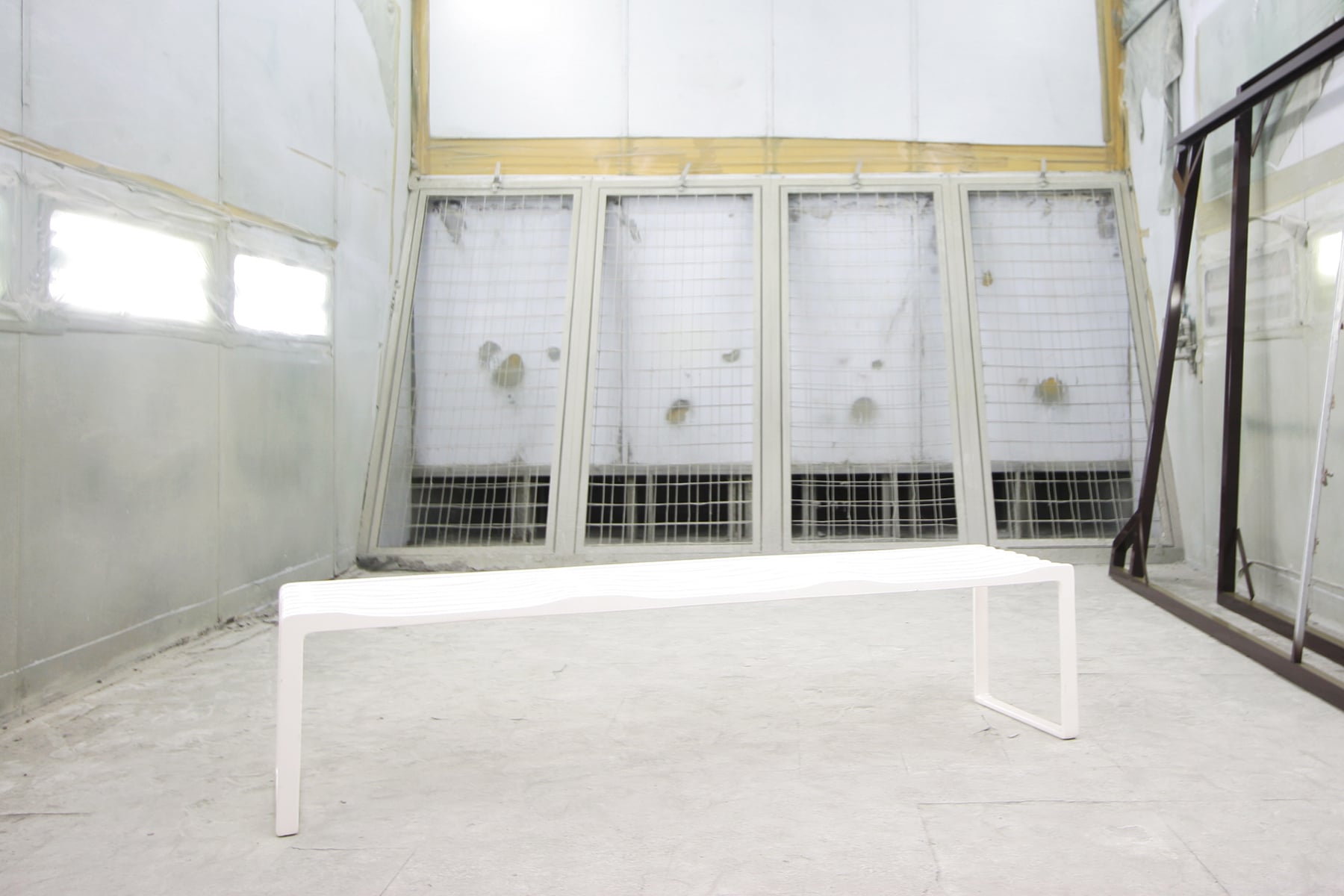 ม้านั่งสนาม INGFAH PATIO & OUTDOOR FURNITURE รุ่น MUSEUM COLLECTION แบบ 3 ที่นั่ง สีขาวงาช้าง_2