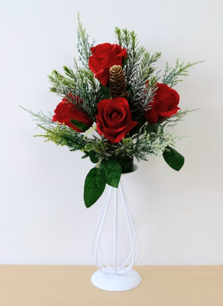 ดอกกุหลาบประดิษฐ์ผ้าในแจกัน  JGLORYFLOWER  แจกันเส้นเหล็กดัดขาว กุหลาบสีแดง