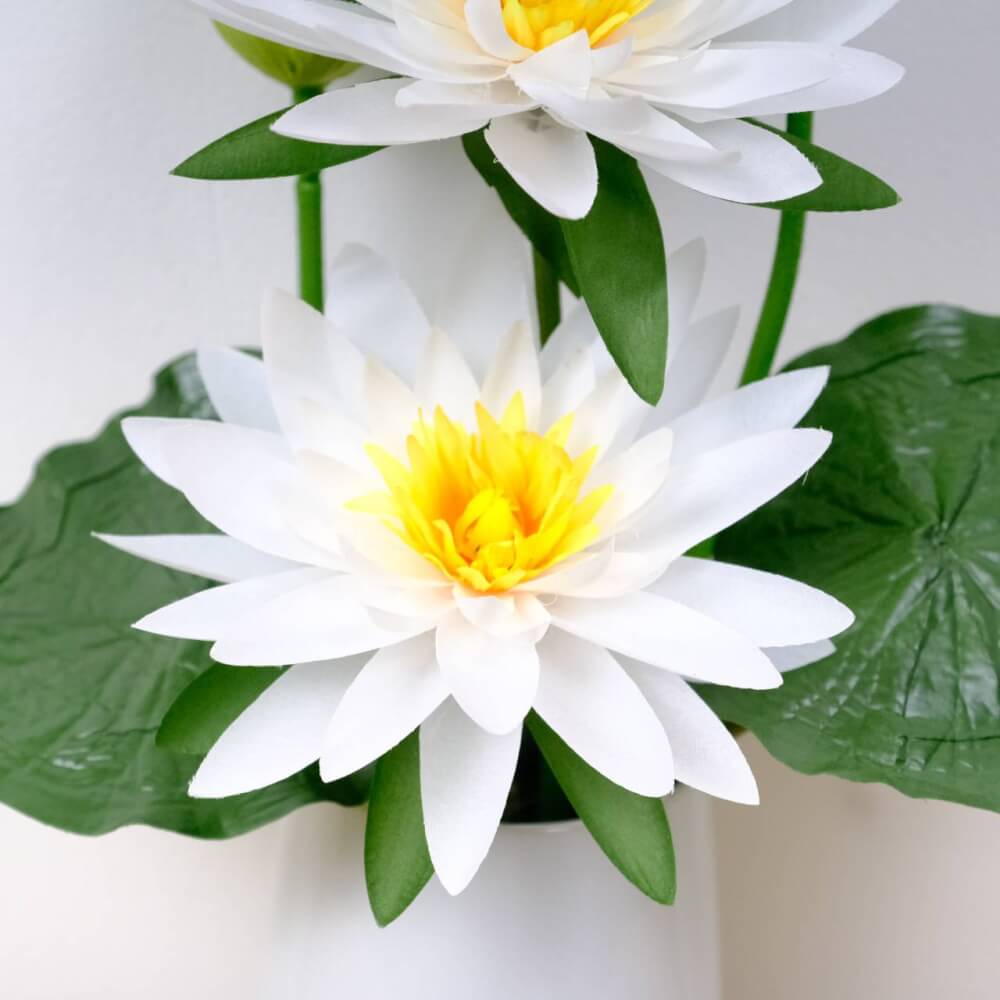 ดอกบัวประดิษฐ์ผ้าในแจกัน  JGLORYFLOWER  สีขาว แจกันเซรามิกทรงกลม