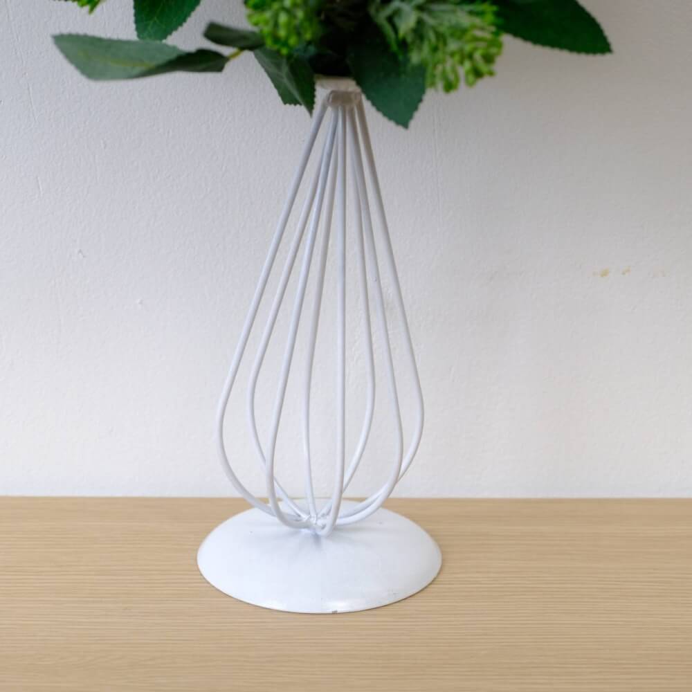 ดอกกุหลาบประดิษฐ์ผ้าในแจกัน  JGLORYFLOWER  แจกันเส้นเหล็กดัดสีขาว รูปทรงเชิงเทียน  กุหลาบสีแดง