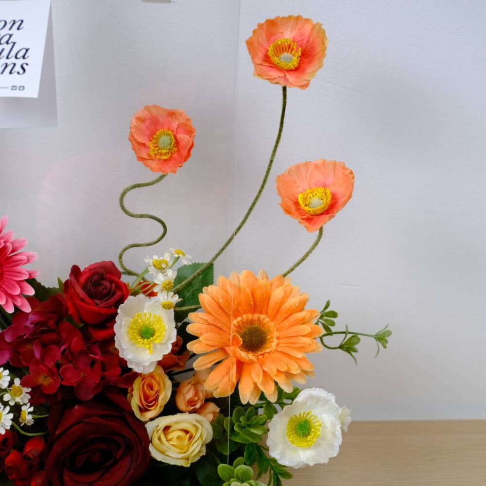 ดอกไม้ประดิษฐ์ผ้าในแจกัน  JGLORYFLOWER  แจกันพลาสติกใส รูปทรงกระเป๋า ดอกไม้คละชนิด สีแดง/ส้ม