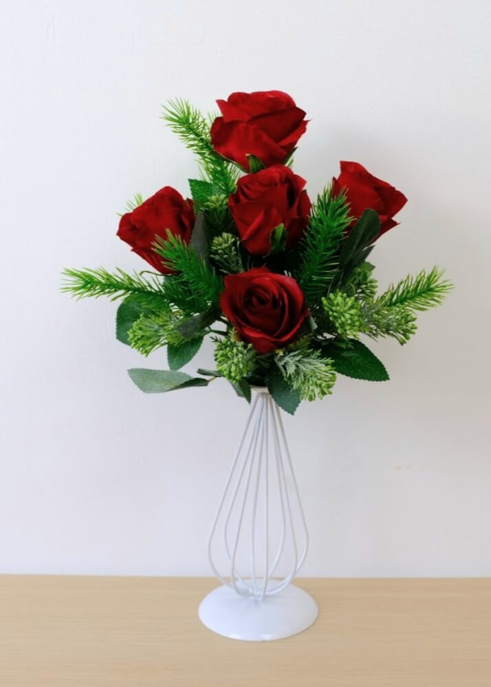 ดอกกุหลาบประดิษฐ์ผ้าในแจกัน  JGLORYFLOWER  แจกันเส้นเหล็กดัดสีขาว รูปทรงเชิงเทียน  กุหลาบสีแดง