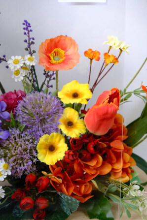 ดอกไม้ประดิษฐ์ผ้าในแจกัน  JGLORYFLOWER  แจกันพลาสติกใส รูปทรงกระเป๋า ดอกไม้คละชนิด สีม่วง/ส้ม_4