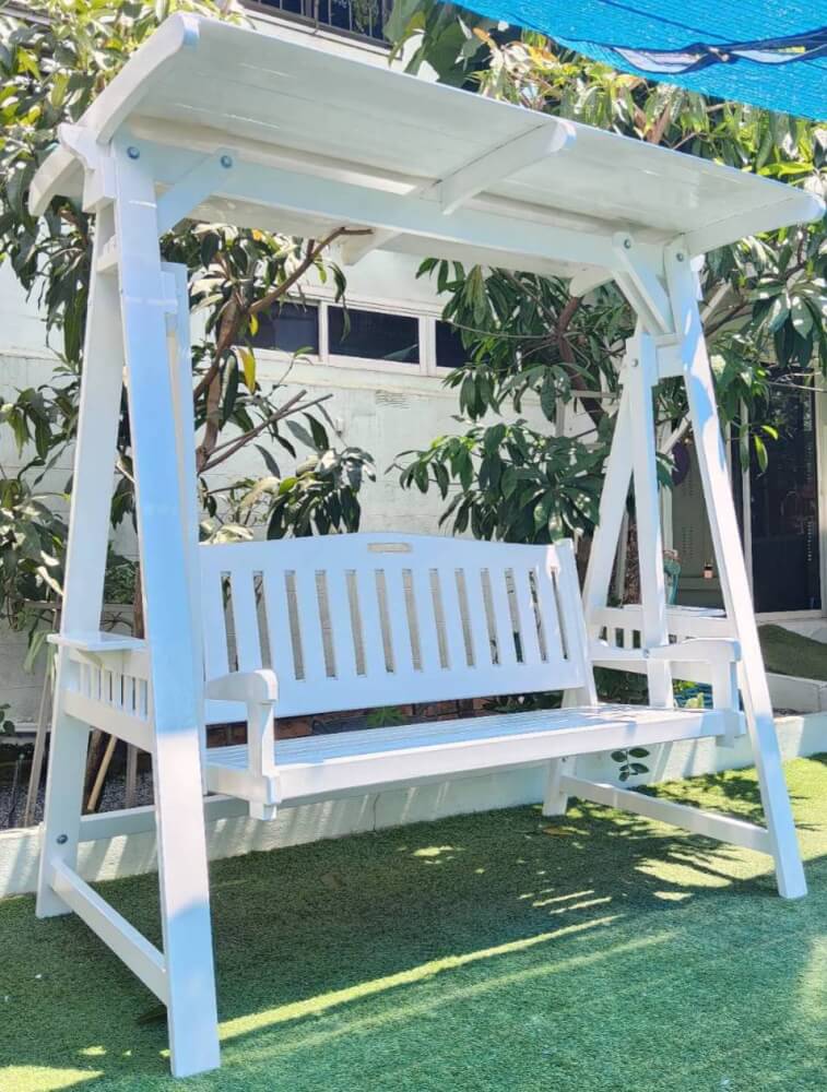 ชิงช้า 3 ที่นั่ง WINAIFURNITURE สีขาว 200 CM หลังคาระแนงไม้ แขนหิ้วไม้_1