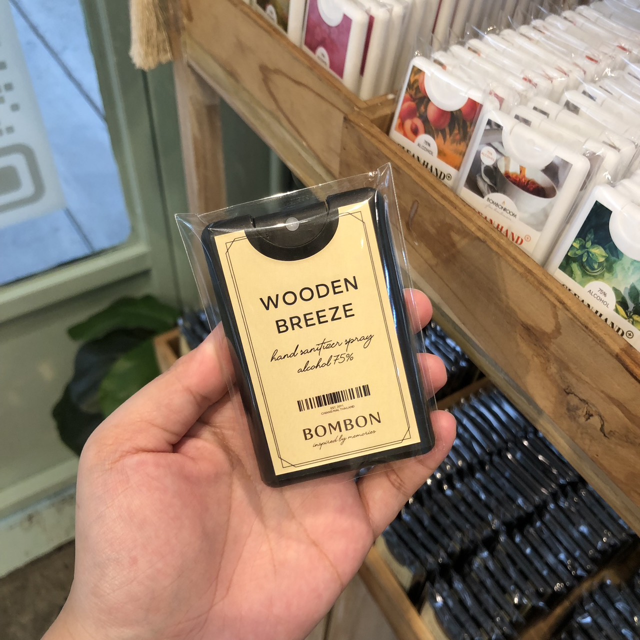 สเปรย์แอลกอฮอล์ BOMBON 20 มล. กลิ่น WOODEN BREEZE_2