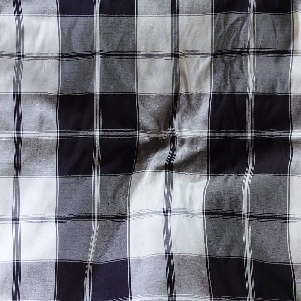 ผ้าโสร่งไหมแท้ CHOBMAI SILK ขนาด 1X1 เมตร  สีขาวสลับสีดำ_2