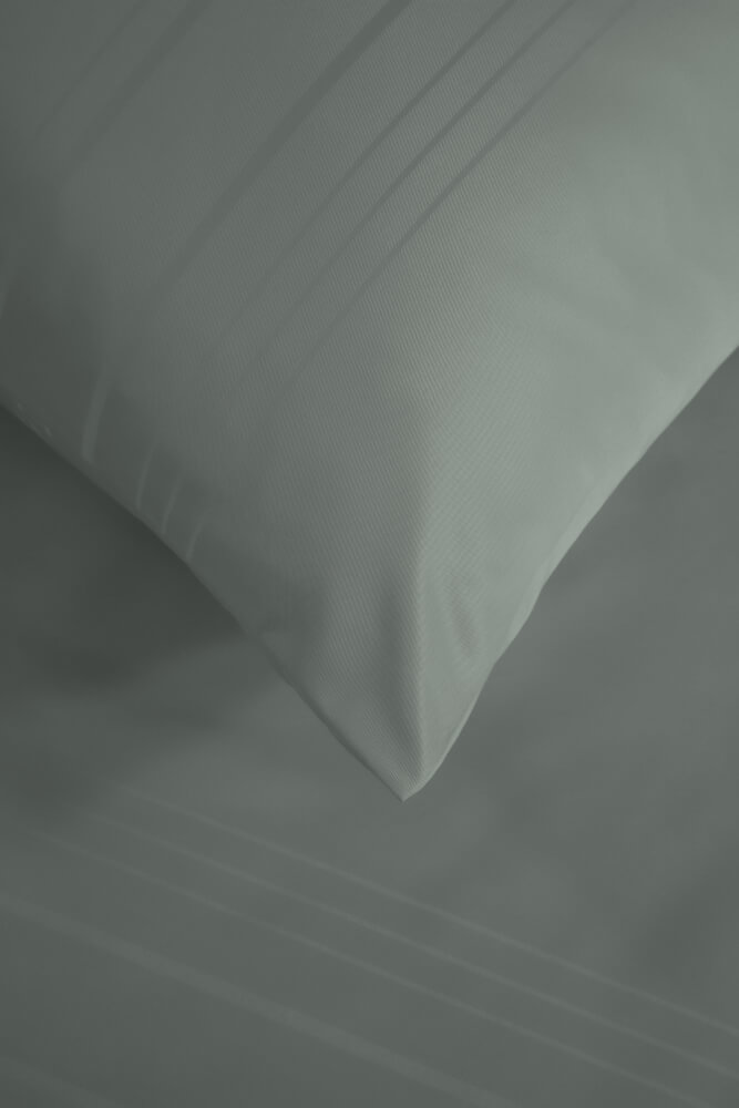 ชุดผ้าปูที่นอน 6 ฟุต 5 ชิ้น Ai by Akemi รุ่น ColourDream 9557108713635 สี Norax Anders Purtian Gray (ไม่รวมผ้านวม)