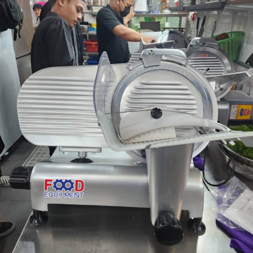 เครื่องสไลด์เนื้อ กึ่งอัตโนมัติ 10 นิ้ว SAVIOLI 250S ปรับความหนา 0-15 มม.
