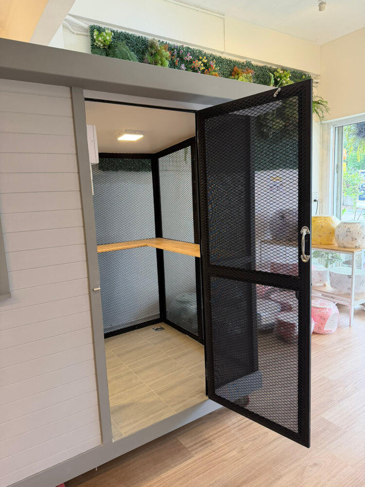บ้านสัตว์เลี้ยง BIGBOXDESIGN รุ่น บ้านแบบแบ่งโซน ตะแกรงเหล็กฉีก+มุ้งลวด-MSTEEL01 ขนาด 240 X 120 X 195 CM. สีเทา