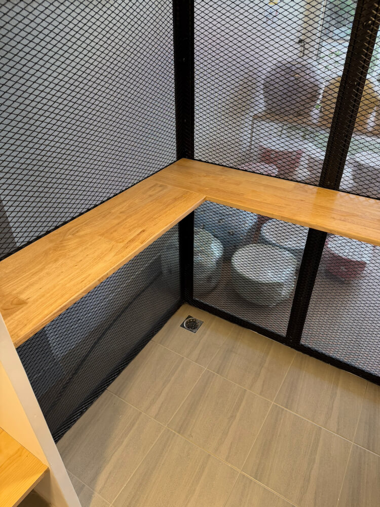 บ้านสัตว์เลี้ยง BIGBOXDESIGN รุ่น บ้านแบบแบ่งโซน ตะแกรงเหล็กฉีก+มุ้งลวด-MSTEEL01 ขนาด 240 X 120 X 195 CM. สีเทา