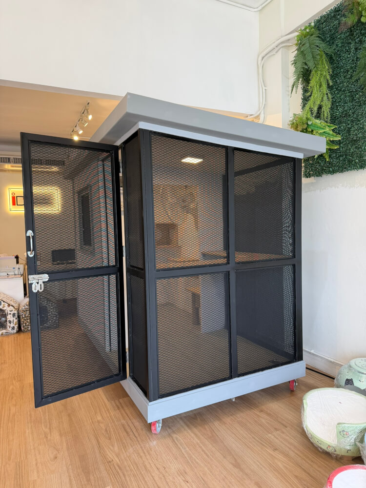 บ้านสัตว์เลี้ยง BIGBOXDESIGN รุ่น บ้านแบบแบ่งโซน ตะแกรงเหล็กฉีก+มุ้งลวด-MSTEEL01 ขนาด 240 X 120 X 195 CM. สีเทา