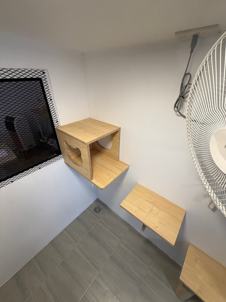 บ้านสัตว์เลี้ยง BIGBOXDESIGN รุ่น บ้านแบบแบ่งโซน ตะแกรงเหล็กฉีก+มุ้งลวด-MSTEEL01 ขนาด 240 X 120 X 195 CM. สีเทา