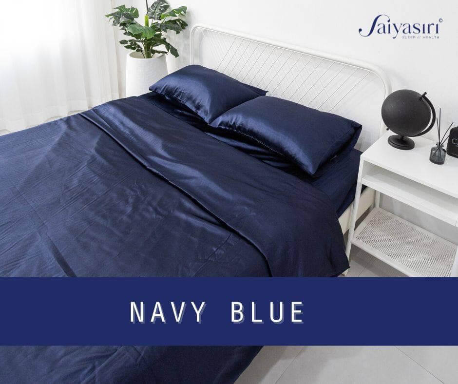 ผ้าปูที่นอน SAIYASIRI รุ่น SIGNATURE ขนาด 5 ฟุต สี NAVY BLUE